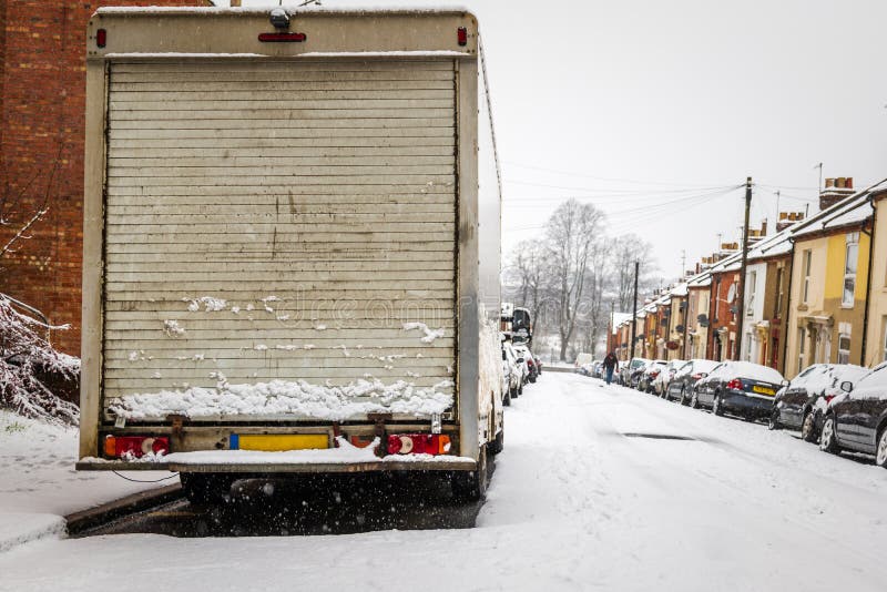 φορτηγό παρκαρισμένο στη βρετανική οδό κάτω από το χειμερινό χιόνι πέφτει στην αγγλία