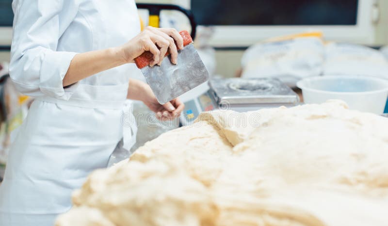 φούρνος που μετρά τη ζύμη για την παρασκευή ψωμιού στοκ φωτογραφίες