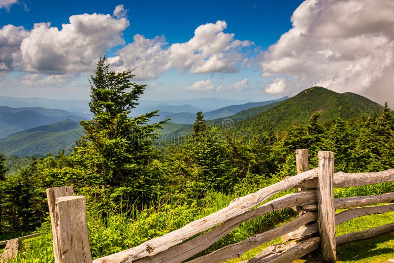 Φράκτης και άποψη του Appalachians από το υποστήριγμα Mitchell, βόρειο ασβέστιο στοκ φωτογραφία με δικαίωμα ελεύθερης χρήσης Φράκτης και άποψη του Appalachians από το υποστήριγμα Mitchell, βόρειο ασβέστιο στοκ φωτογραφία με δικαίωμα ελεύθερης χρήσης