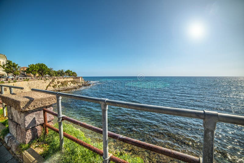 Φράκτης μετάλλων στην προκυμαία Alghero στοκ φωτογραφία με δικαίωμα ελεύθερης χρήσης Φράκτης μετάλλων στην προκυμαία Alghero στοκ φωτογραφία με δικαίωμα ελεύθερης χρήσης