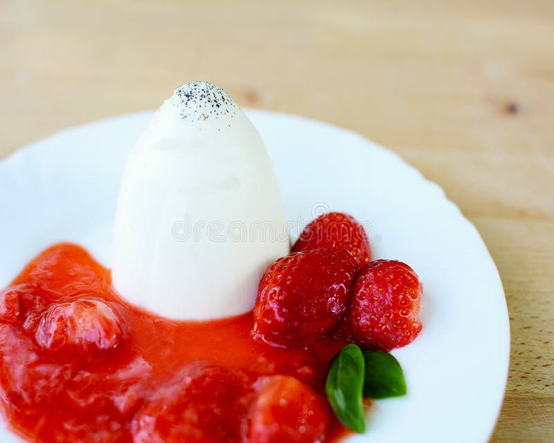 Φράουλα Panna Cotta στοκ εικόνα