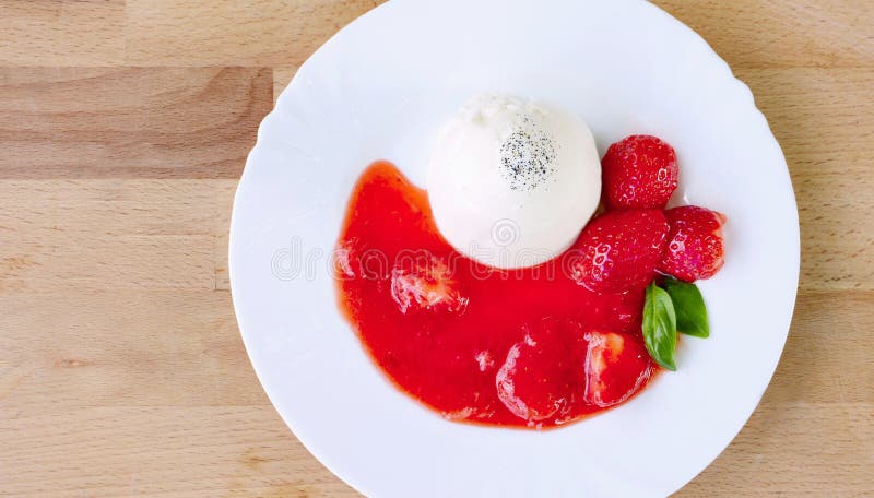 Φράουλα Panna Cotta στοκ φωτογραφία