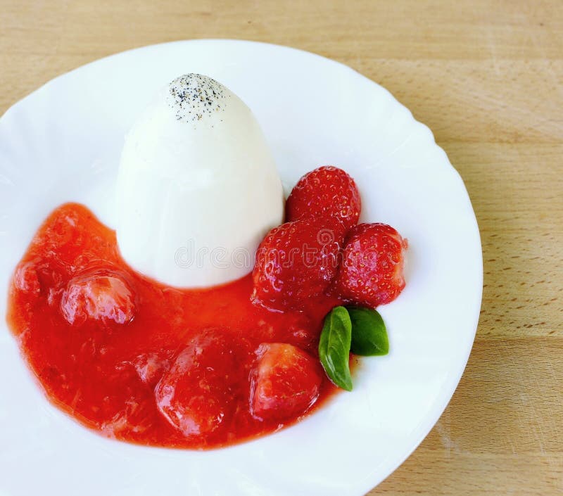 Φράουλα Panna Cotta στοκ φωτογραφίες με δικαίωμα ελεύθερης χρήσης