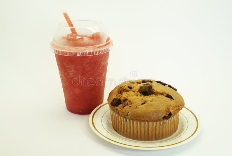 Φράουλα καταφερτζήδων και Muffin τσιπ σοκολάτας στοκ εικόνα με δικαίωμα ελεύθερης χρήσης Φράουλα καταφερτζήδων και Muffin τσιπ σοκολάτας στοκ εικόνα με δικαίωμα ελεύθερης χρήσης