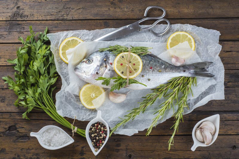 Φρέσκα bream ψάρια με τα χορτάρια και καρυκεύματα έτοιμα να μαγειρεψουν στοκ φωτογραφίες με δικαίωμα ελεύθερης χρήσης Φρέσκα bream ψάρια με τα χορτάρια και καρυκεύματα έτοιμα να μαγειρεψουν στοκ φωτογραφίες με δικαίωμα ελεύθερης χρήσης