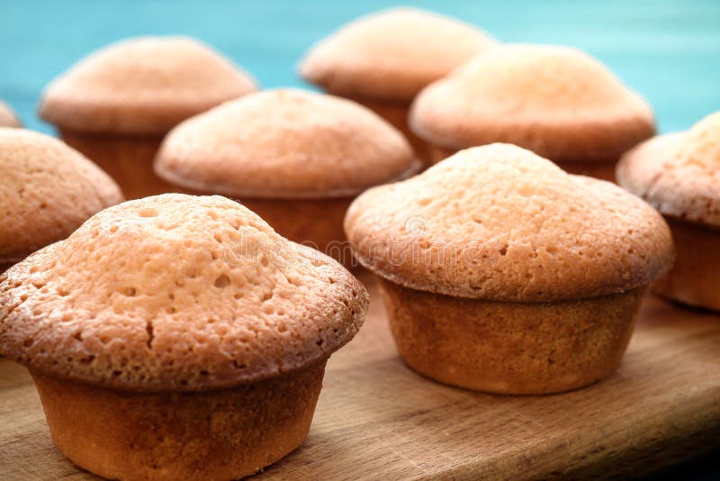 Φρέσκα muffins σε έναν μπλε ξύλινο πίνακα διάστημα αντιγράφων Τοπ απόψεις στοκ φωτογραφία με δικαίωμα ελεύθερης χρήσης Φρέσκα muffins σε έναν μπλε ξύλινο πίνακα διάστημα αντιγράφων Τοπ απόψεις στοκ φωτογραφία με δικαίωμα ελεύθερης χρήσης