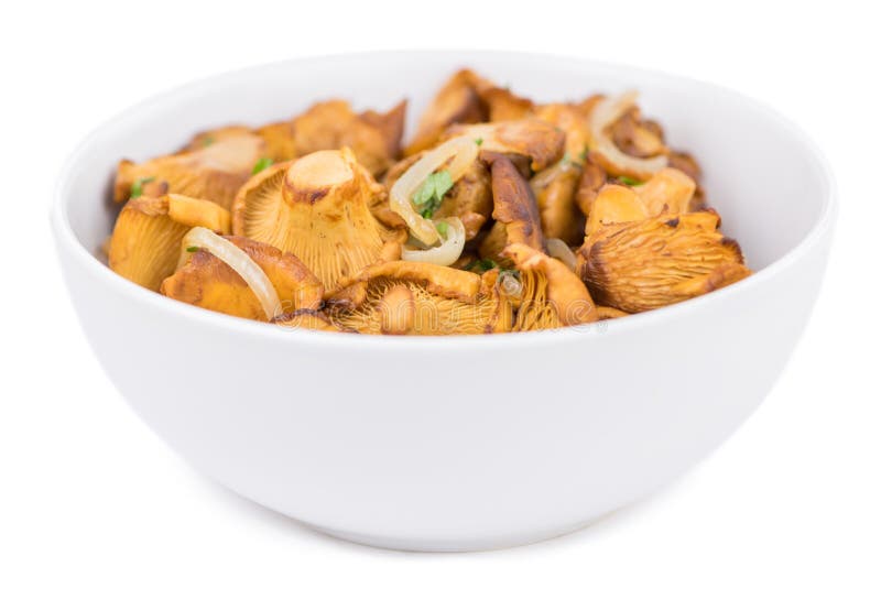 Φρέσκα γίνοντα τηγανισμένα Chanterelles πέρα από το λευκό στοκ φωτογραφίες