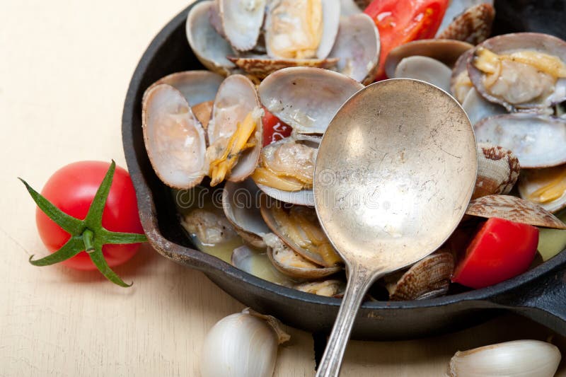 Φρέσκα μαλάκια σε ένα skillet σιδήρου στοκ φωτογραφία με δικαίωμα ελεύθερης χρήσης Φρέσκα μαλάκια σε ένα skillet σιδήρου στοκ φωτογραφία με δικαίωμα ελεύθερης χρήσης