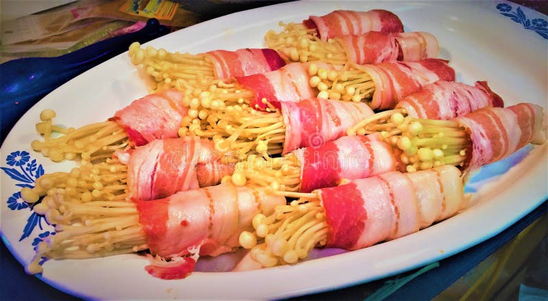 Φρέσκα μανιτάρια Enoki που τυλίγονται στο μπέϊκον έτοιμο στη σχάρα στοκ φωτογραφία με δικαίωμα ελεύθερης χρήσης Φρέσκα μανιτάρια Enoki που τυλίγονται στο μπέϊκον έτοιμο στη σχάρα στοκ φωτογραφία με δικαίωμα ελεύθερης χρήσης