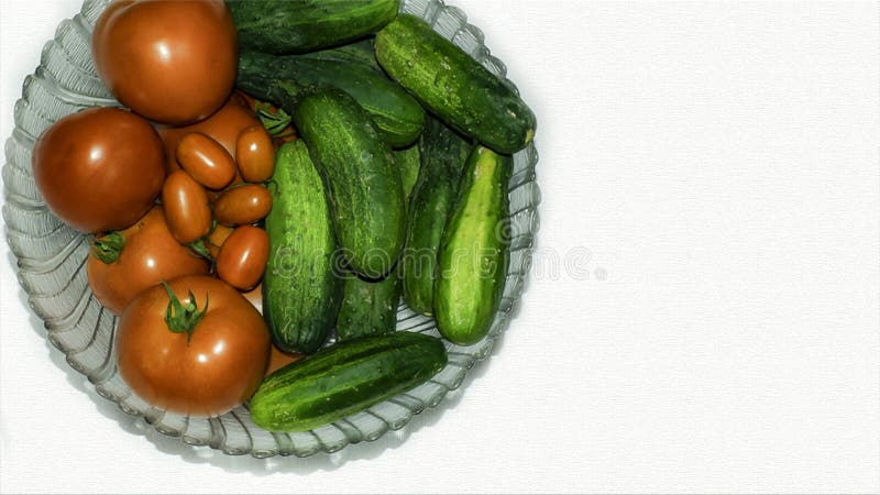 Φρέσκα ντομάτες και αγγούρια σε ένα κύπελλο γυαλιού στοκ εικόνες Φρέσκα ντομάτες και αγγούρια σε ένα κύπελλο γυαλιού στοκ εικόνες