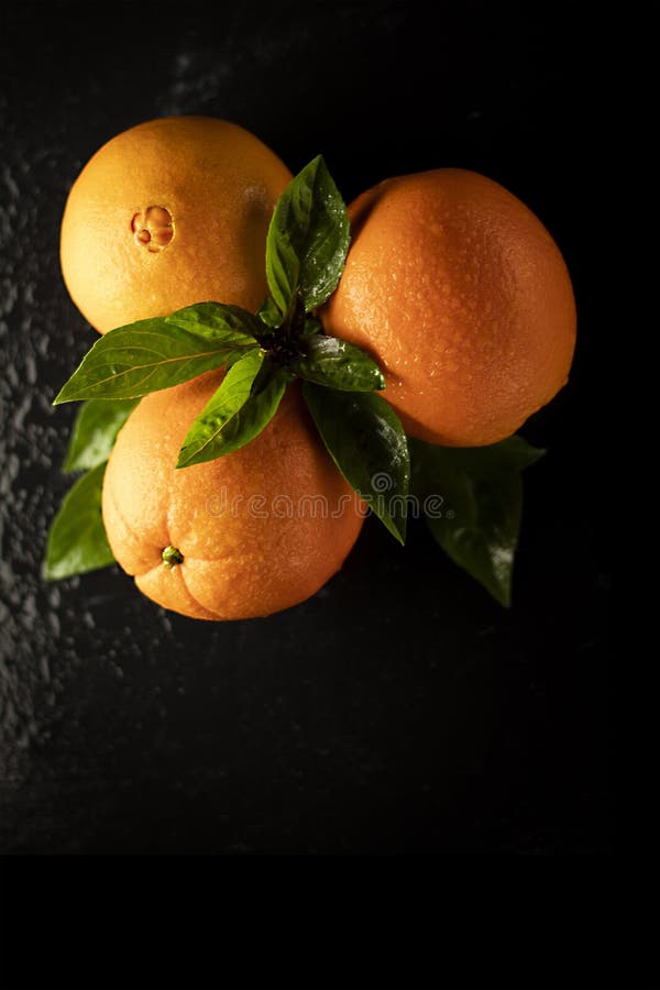 Φρέσκα πορτοκαλί στην κορυφή του μαύρου φόντου μαύρο - Εικόνα