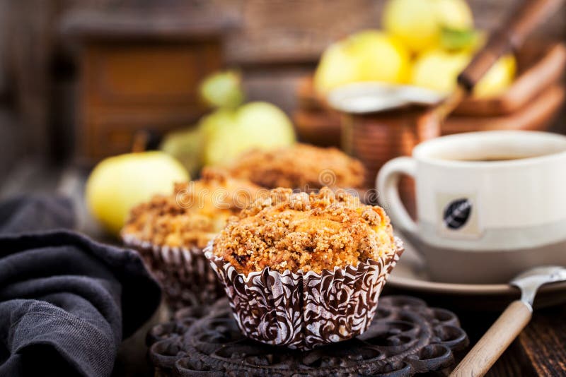 Φρέσκα σπιτικά muffins θίχουλων εύγευστων μήλων και κανέλας στοκ φωτογραφία Φρέσκα σπιτικά muffins θίχουλων εύγευστων μήλων και κανέλας στοκ φωτογραφία
