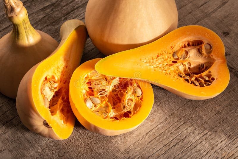 Φρέσκια κολοκύνθη butternut στον αγροτικό ξύλινο πίνακα στοκ εικόνες με δικαίωμα ελεύθερης χρήσης