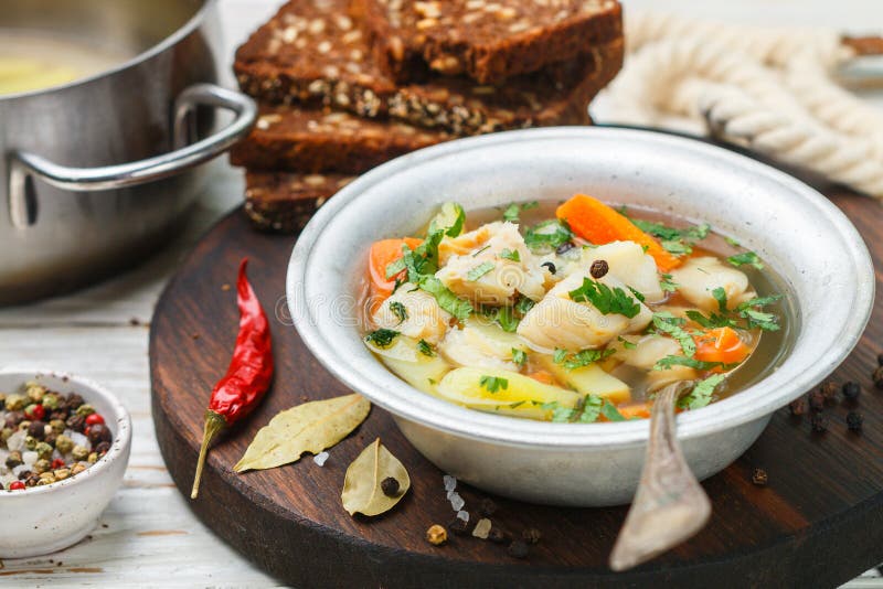 Φρέσκια σούπα άσπρων ψαριών με τα καρότα, τις πατάτες, τα κρεμμύδια, τα χορτάρια και τα καρυκεύματα