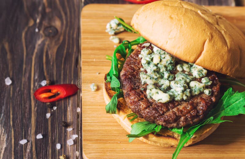 Φρέσκο burger με το μπλε τυρί και το arugula στοκ φωτογραφίες