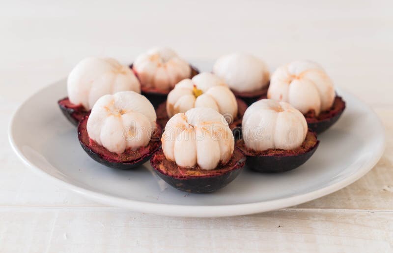 Φρέσκο Mangosteen στο ξύλο στοκ εικόνα με δικαίωμα ελεύθερης χρήσης Φρέσκο Mangosteen στο ξύλο στοκ εικόνα με δικαίωμα ελεύθερης χρήσης