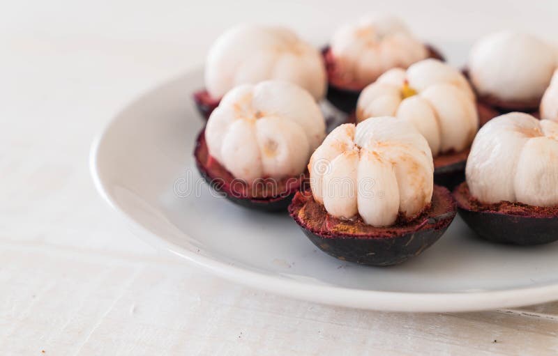 Φρέσκο Mangosteen στο ξύλο στοκ εικόνα με δικαίωμα ελεύθερης χρήσης Φρέσκο Mangosteen στο ξύλο στοκ εικόνα με δικαίωμα ελεύθερης χρήσης