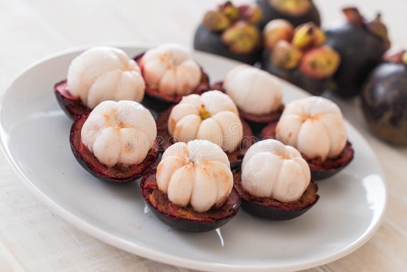 Φρέσκο Mangosteen στο ξύλο στοκ φωτογραφίες Φρέσκο Mangosteen στο ξύλο στοκ φωτογραφίες