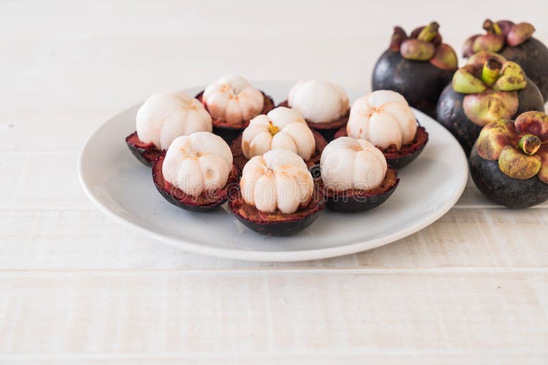 Φρέσκο Mangosteen στο ξύλο στοκ εικόνες με δικαίωμα ελεύθερης χρήσης Φρέσκο Mangosteen στο ξύλο στοκ εικόνες με δικαίωμα ελεύθερης χρήσης