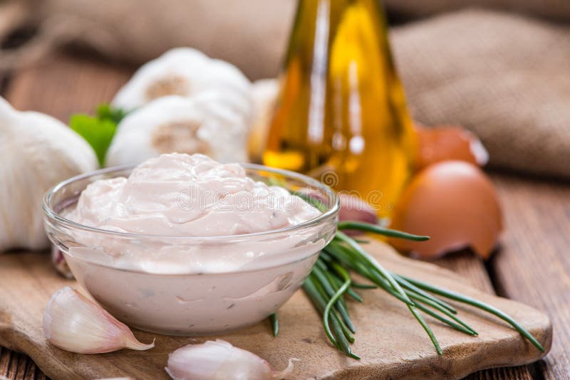 Φρέσκο γίνοντα Aioli στοκ φωτογραφία Φρέσκο γίνοντα Aioli στοκ φωτογραφία