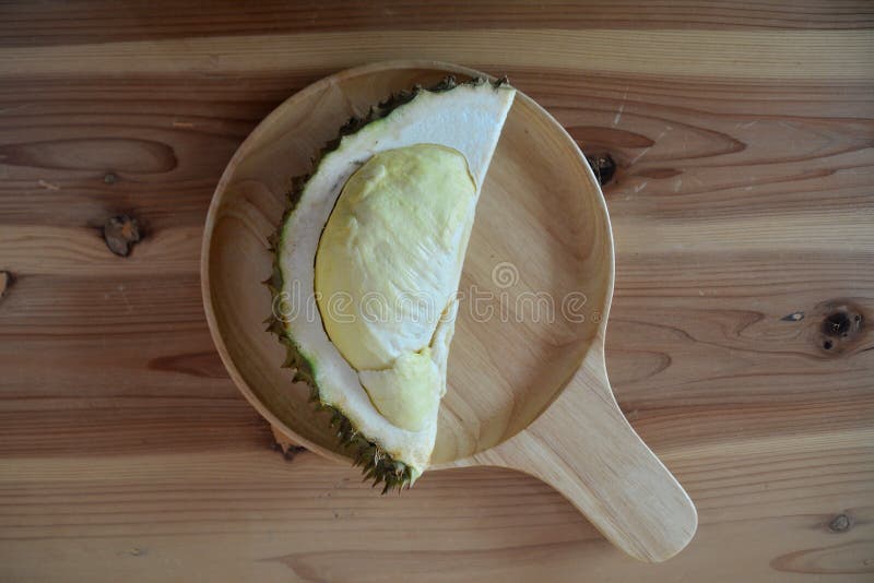 Φρέσκος durian στο ξύλινο πιάτο, βασιλιάς των φρούτων στην Ταϊλάνδη