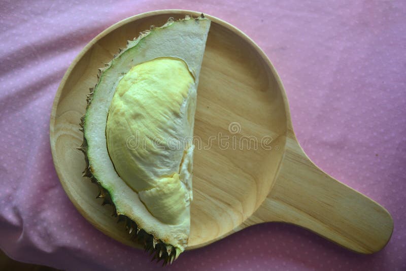 Φρέσκος durian στο ξύλινο πιάτο, βασιλιάς των φρούτων στην Ταϊλάνδη