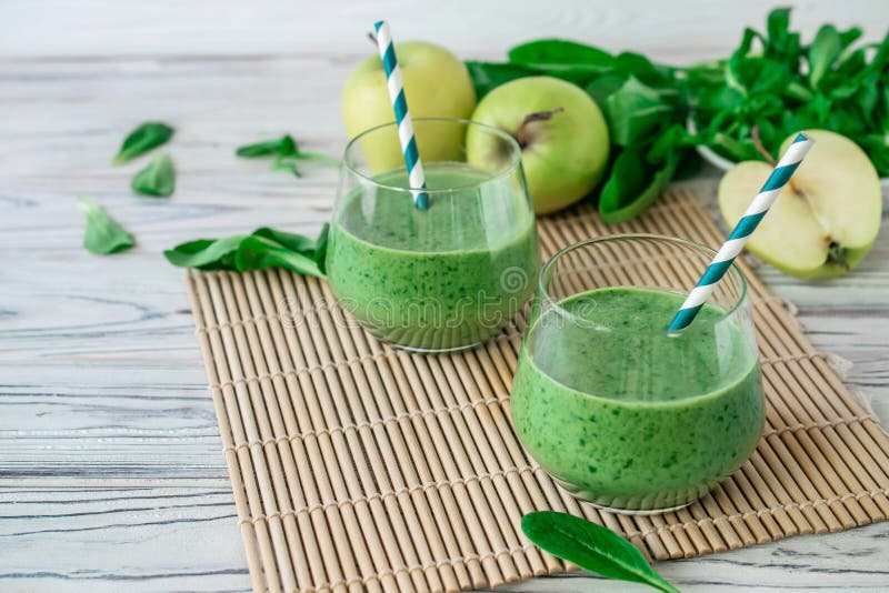 Φρέσκος πράσινος καταφερτζής Detox με το σπανάκι, μήλο, mache μαρούλι αρνιών στοκ εικόνα με δικαίωμα ελεύθερης χρήσης Φρέσκος πράσινος καταφερτζής Detox με το σπανάκι, μήλο, mache μαρούλι αρνιών στοκ εικόνα με δικαίωμα ελεύθερης χρήσης