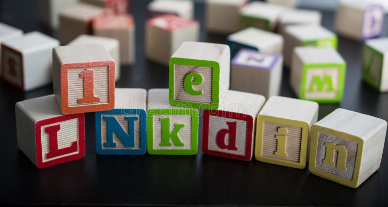 Φραγμοί παιδιών με τη λέξη LinkedIn ως κοινωνικό επιχειρησιακό networ στοκ φωτογραφίες με δικαίωμα ελεύθερης χρήσης Φραγμοί παιδιών με τη λέξη LinkedIn ως κοινωνικό επιχειρησιακό networ στοκ φωτογραφίες με δικαίωμα ελεύθερης χρήσης