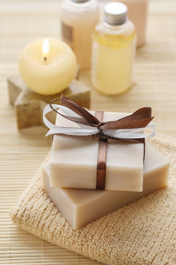 Φραγμοί του χειροποίητου σαπουνιού, του scented κεριού και των μπουκαλιών με το υγρό έτσι στοκ φωτογραφία με δικαίωμα ελεύθερης χρήσης Φραγμοί του χειροποίητου σαπουνιού, του scented κεριού και των μπουκαλιών με το υγρό έτσι στοκ φωτογραφία με δικαίωμα ελεύθερης χρήσης