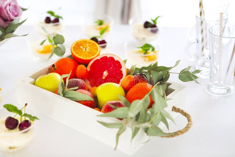 Φραγμός καραμελών με το κέικ, το tiramisu, το cotta panna και τα εσπεριδοειδή Γενέθλια στοκ φωτογραφία με δικαίωμα ελεύθερης χρήσης Φραγμός καραμελών με το κέικ, το tiramisu, το cotta panna και τα εσπεριδοειδή Γενέθλια στοκ φωτογραφία με δικαίωμα ελεύθερης χρήσης