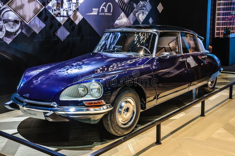 ΦΡΑΝΚΦΟΥΡΤΗ - Ο ΣΕΠΤΈΜΒΡΙΟΣ 2015: Citroen DS 21 Παλλάς 1971 που παρουσιάζεται σε IA στοκ εικόνα ΦΡΑΝΚΦΟΥΡΤΗ - Ο ΣΕΠΤΈΜΒΡΙΟΣ 2015: Citroen DS 21 Παλλάς 1971 που παρουσιάζεται σε IA στοκ εικόνα