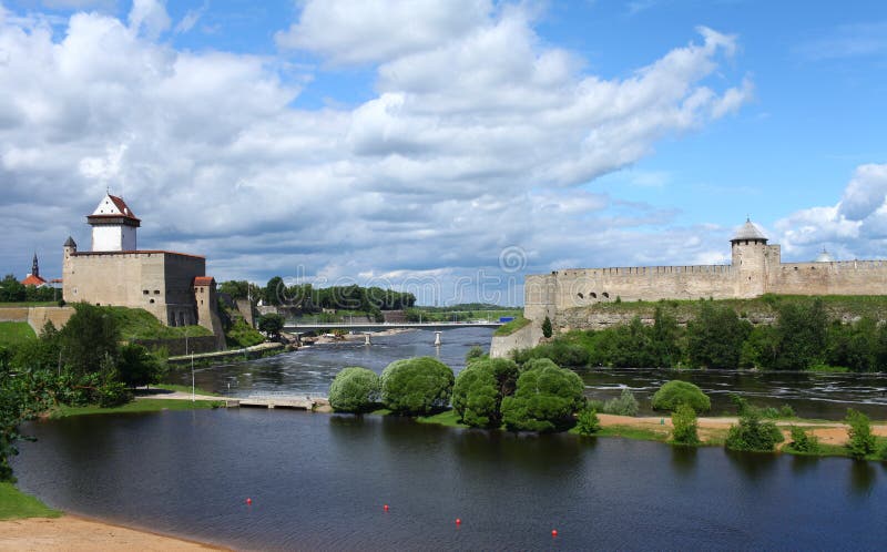 Φρούριο Narva και φρούριο Ivangorod στοκ φωτογραφία Φρούριο Narva και φρούριο Ivangorod στοκ φωτογραφία