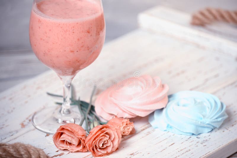 Φρούτα milkshake, γλυκά επιδόρπια μαρέγκας και τρυφερά λουλούδια σε έναν ξύλινο χονδροειδή δίσκο ελαφριά τρυφερή ακόμα ζωή θερινό στοκ φωτογραφίες με δικαίωμα ελεύθερης χρήσης Φρούτα milkshake, γλυκά επιδόρπια μαρέγκας και τρυφερά λουλούδια σε έναν ξύλινο χονδροειδή δίσκο ελαφριά τρυφερή ακόμα ζωή θερινό στοκ φωτογραφίες με δικαίωμα ελεύθερης χρήσης