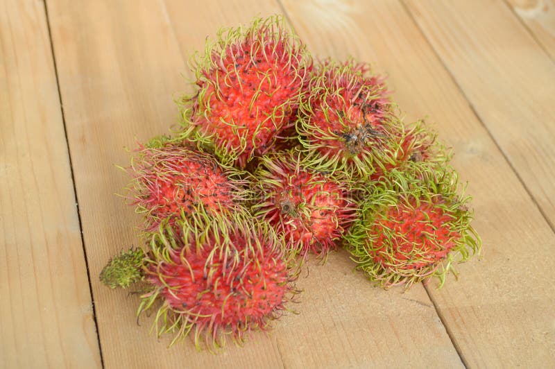 Φρούτα Rambutan στην ξύλινη σανίδα στοκ εικόνα με δικαίωμα ελεύθερης χρήσης Φρούτα Rambutan στην ξύλινη σανίδα στοκ εικόνα με δικαίωμα ελεύθερης χρήσης