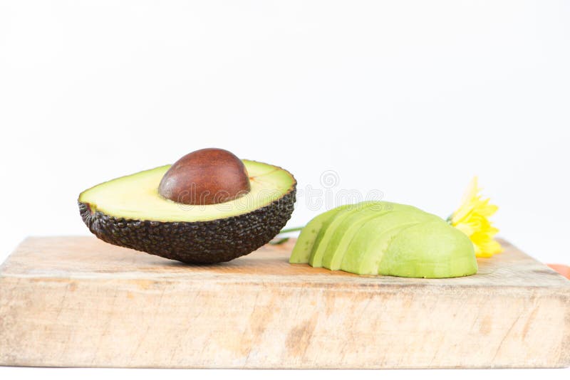 Φρούτα αβοκάντο στο ξύλο