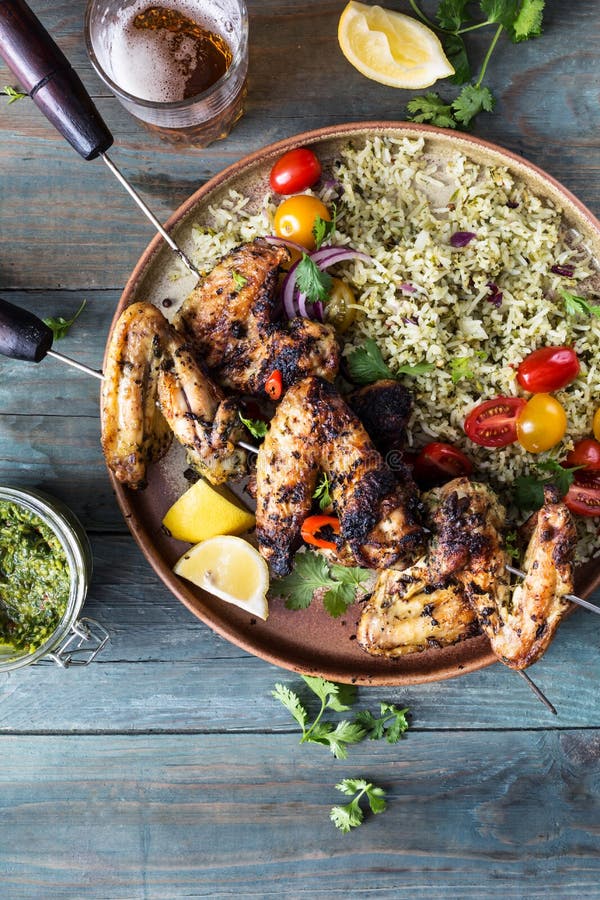 Φτερά κοτόπουλου σχαρών Chimichurri για το καλοκαίρι στοκ φωτογραφία με δικαίωμα ελεύθερης χρήσης Φτερά κοτόπουλου σχαρών Chimichurri για το καλοκαίρι στοκ φωτογραφία με δικαίωμα ελεύθερης χρήσης