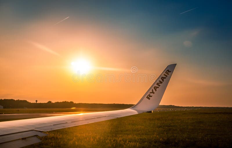 Φτερό Ryanair στο ηλιοβασίλεμα στοκ φωτογραφία με δικαίωμα ελεύθερης χρήσης