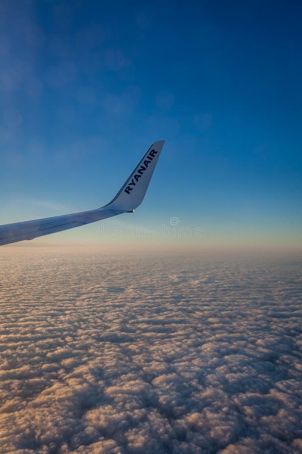Φτερό Ryanair στο ηλιοβασίλεμα στοκ εικόνες