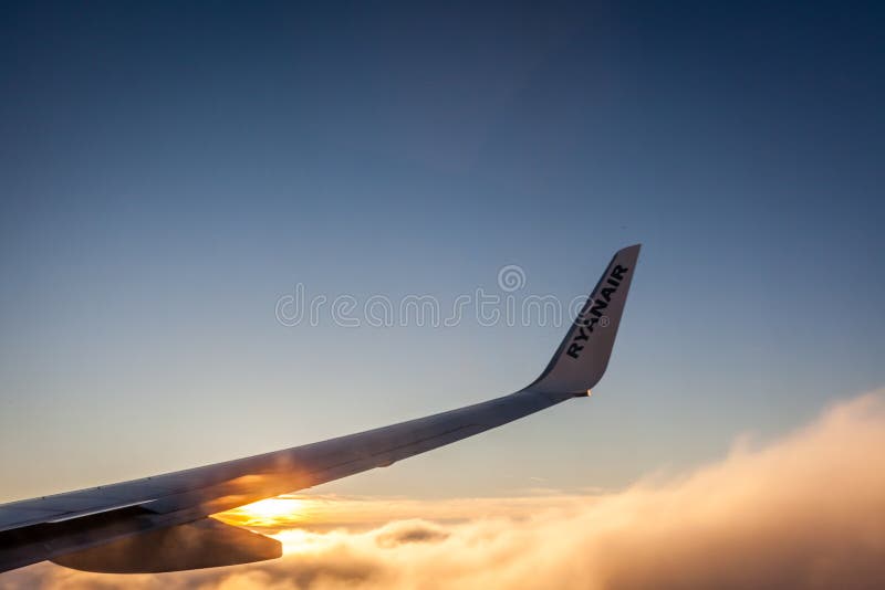 Φτερό Ryanair στο ηλιοβασίλεμα στοκ φωτογραφίες