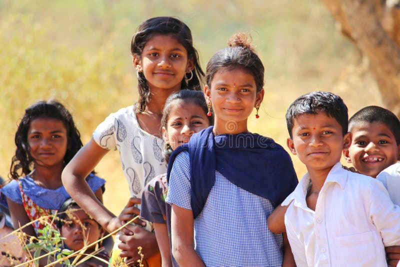 Φτωχά σχολικά πηγαίνοντας παιδιά κοντά σε ένα χωριό σε Pune, Ινδία
