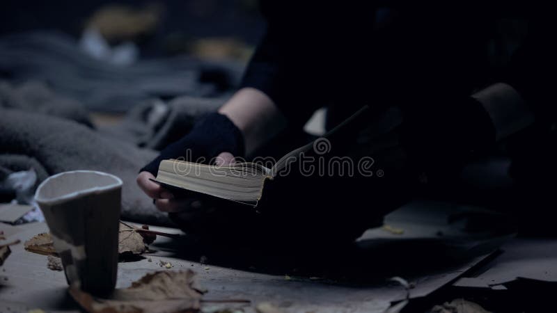 Φτωχή άστεγη συνεδρίαση προσώπων στη Βίβλο επίγειας ανάγνωσης, που προσεύχεται για την καλύτερη ζωή στοκ εικόνες Φτωχή άστεγη συνεδρίαση προσώπων στη Βίβλο επίγειας ανάγνωσης, που προσεύχεται για την καλύτερη ζωή στοκ εικόνες