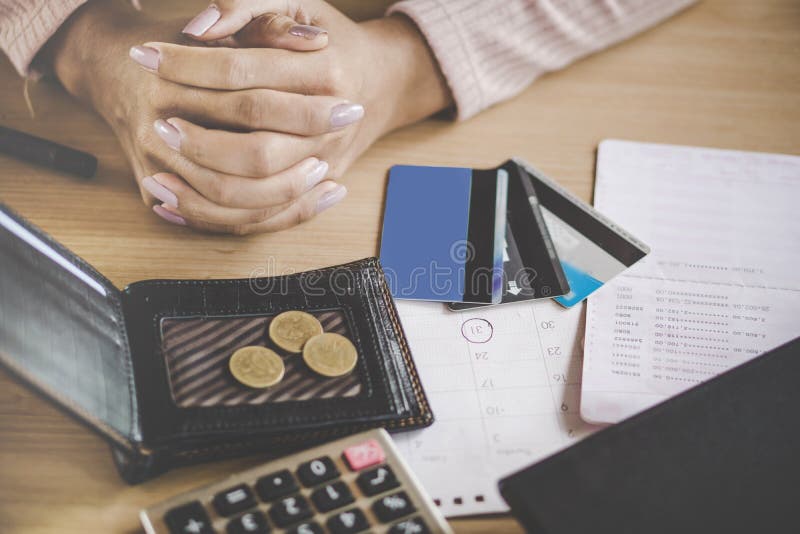 Φτωχή γυναίκα που έχει το πρόβλημα με το ημερολόγιο οφειλόμενης ημερομηνίας για την πληρωμή με πιστωτική κάρτα στοκ εικόνες με δικαίωμα ελεύθερης χρήσης Φτωχή γυναίκα που έχει το πρόβλημα με το ημερολόγιο οφειλόμενης ημερομηνίας για την πληρωμή με πιστωτική κάρτα στοκ εικόνες με δικαίωμα ελεύθερης χρήσης
