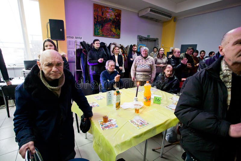 Φτωχοί άνθρωποι που προσεύχονται πριν από το μεσημεριανό στο γεύμα φιλανθρωπίας Χριστουγέννων για τους αστέγους στοκ φωτογραφία Φτωχοί άνθρωποι που προσεύχονται πριν από το μεσημεριανό στο γεύμα φιλανθρωπίας Χριστουγέννων για τους αστέγους στοκ φωτογραφία