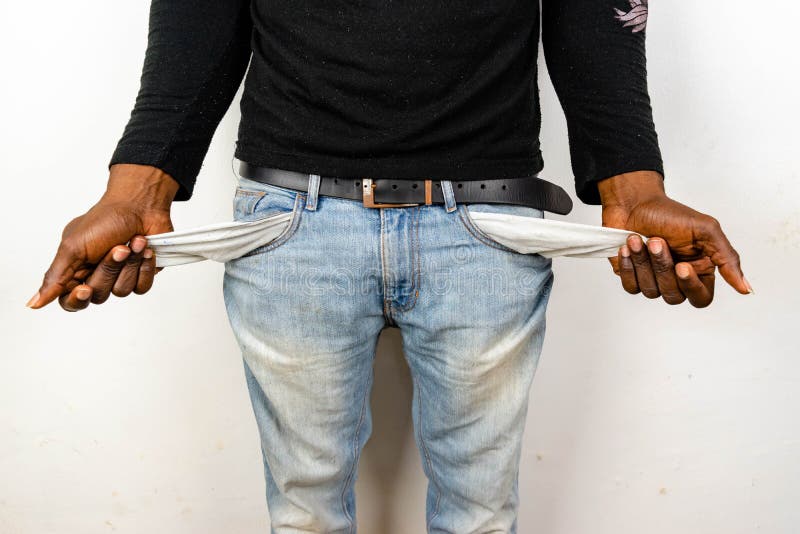 φτωχός αφρικανός μαύρος άνδρας με τζιν με άδεια τσέπη. ιδέα για την περίπτωση διακοπής
