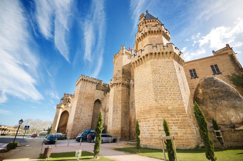 Φυσική άποψη του διάσημου Olite κάστρου, Navarra, Ισπανία, στις 2 Απριλίου 2015 στοκ εικόνα με δικαίωμα ελεύθερης χρήσης Φυσική άποψη του διάσημου Olite κάστρου, Navarra, Ισπανία, στις 2 Απριλίου 2015 στοκ εικόνα με δικαίωμα ελεύθερης χρήσης