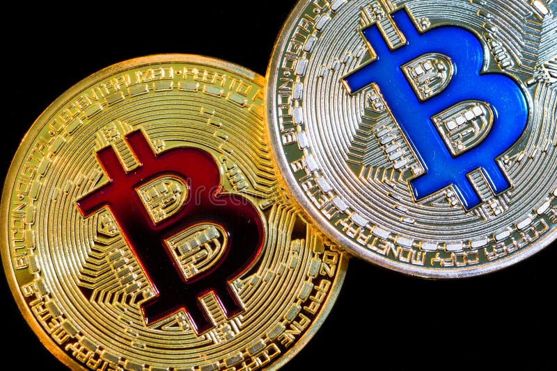 Φυσική έκδοση των νέων εικονικών πιστώσεων Bitcoin στο μαύρο υπόβαθρο στοκ εικόνα με δικαίωμα ελεύθερης χρήσης Φυσική έκδοση των νέων εικονικών πιστώσεων Bitcoin στο μαύρο υπόβαθρο στοκ εικόνα με δικαίωμα ελεύθερης χρήσης