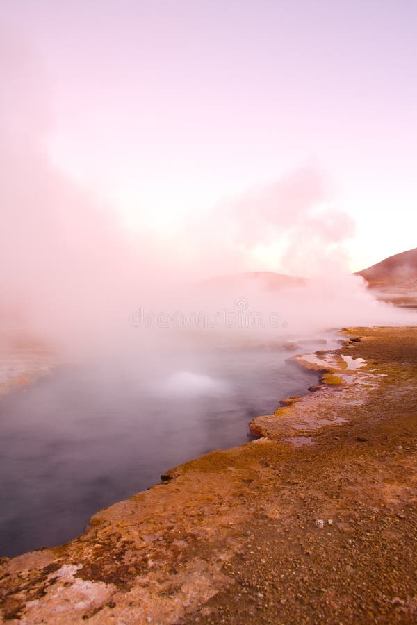 Φυσική καυτή λίμνη άνοιξη σε ένα ύψος 4300m, Geysers EL Tatio, έρημος Atacama στοκ εικόνες Φυσική καυτή λίμνη άνοιξη σε ένα ύψος 4300m, Geysers EL Tatio, έρημος Atacama στοκ εικόνες