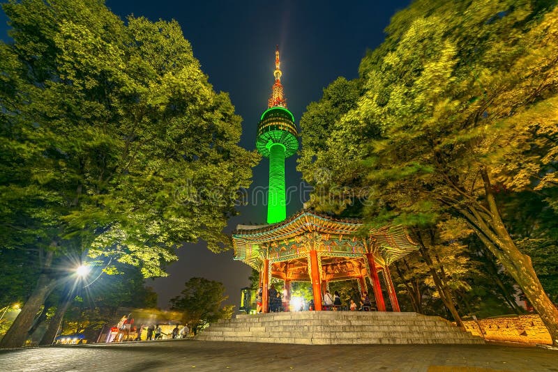 Φυσική ομορφότερη νύχτα στο νότο ΠΥΡΓΩΝ Namsan ν-ΣΕΟΥΛ υποστηριγμάτων στοκ εικόνες