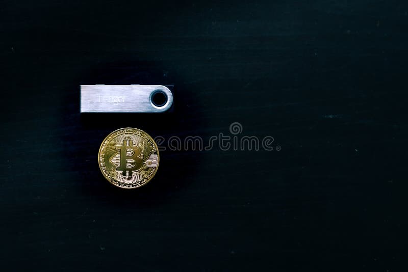 Φυσική συνεδρίαση bitcoin κάτω από ένα νανο S ασφαλές κρύο πορτοφόλι καθολικών στοκ εικόνες Φυσική συνεδρίαση bitcoin κάτω από ένα νανο S ασφαλές κρύο πορτοφόλι καθολικών στοκ εικόνες