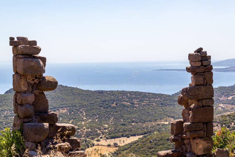 φυσικό πέτρινο φωτογραφία πλαίσιο κειμένου φωτογραφία ηλιόλουστο καλοκαίρι θάλασσα και φυσικό τοπίο στοκ φωτογραφία με δικαίωμα ελεύθερης χρήσης
